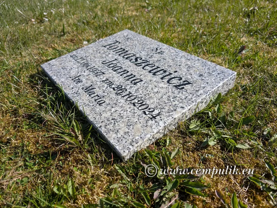 poduszka granitowa nagrobna z napisem