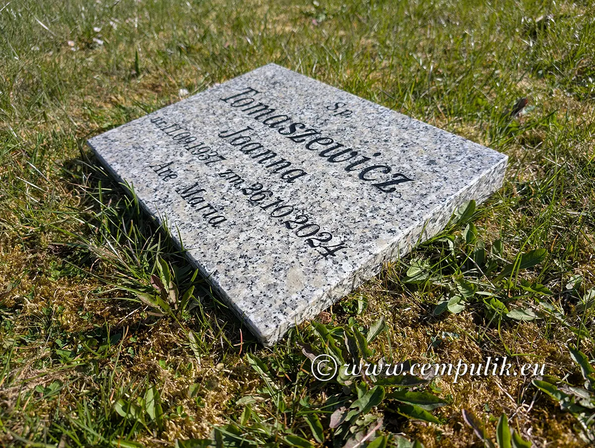 poduszka granitowa nagrobna z napisem