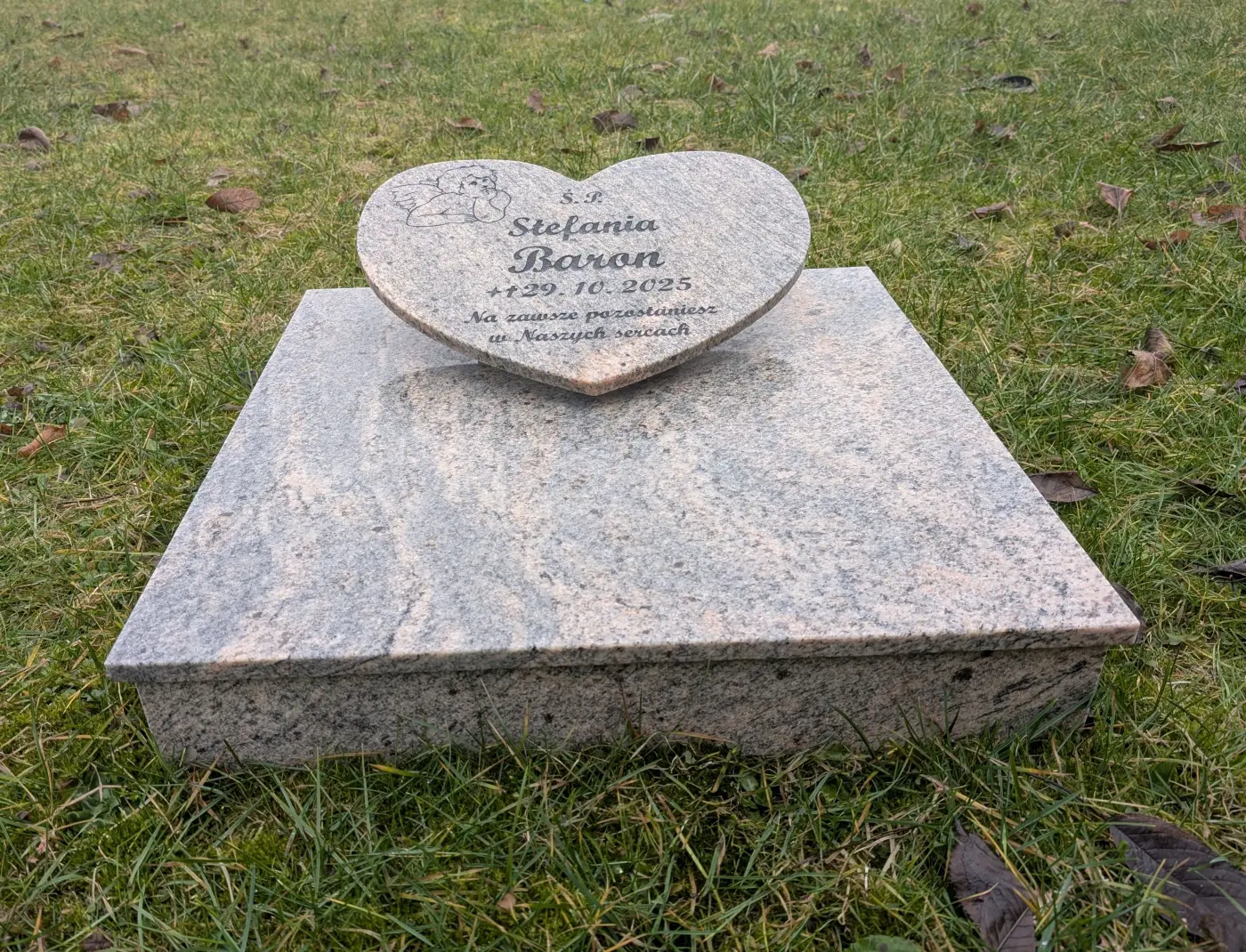 Elegancki mały Nagrobek urnowy kremowy