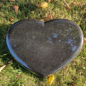 Duże granitowe serce nagrobne – Trwałe upamiętnienie bliskich