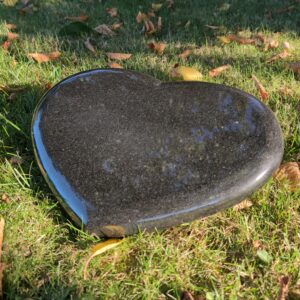 Duże granitowe serce nagrobne – Trwałe upamiętnienie bliskich