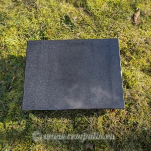 Czarna płyta granitowa 60x60 z napisem