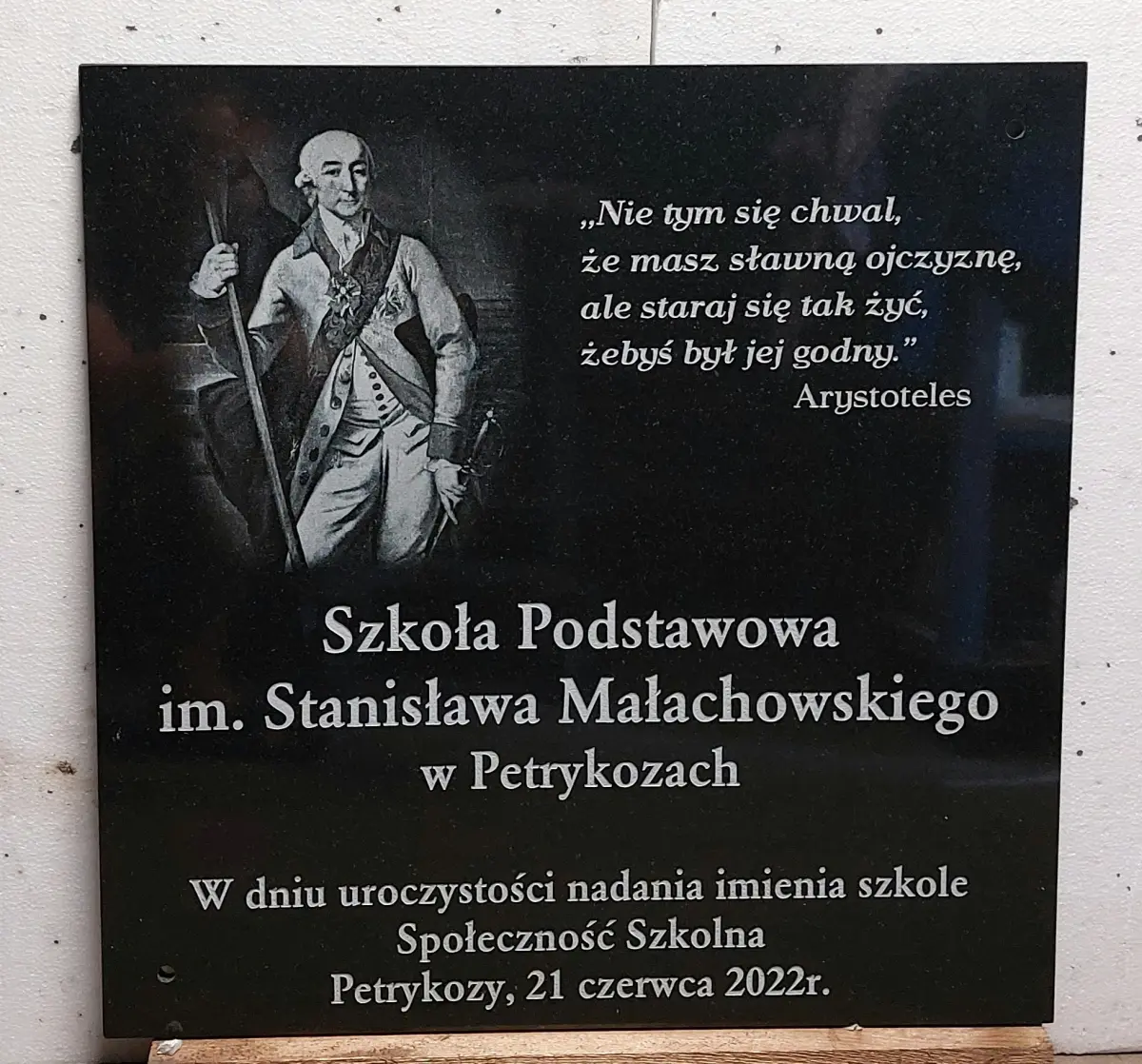 tablica pamiątkowa nadania imienia szkole w petrykozach