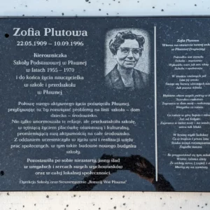 tablica pamątkowa szkoła podstawowa w pławnej