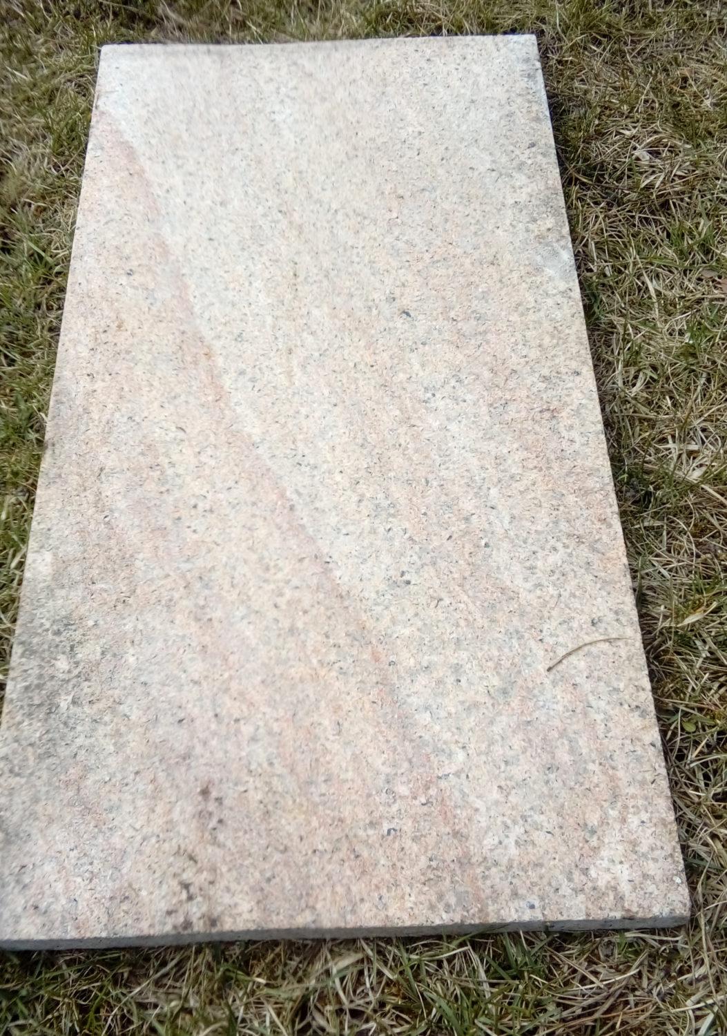 Geflammte Granitplatte als Grabsteinsockel – 60×30 cm